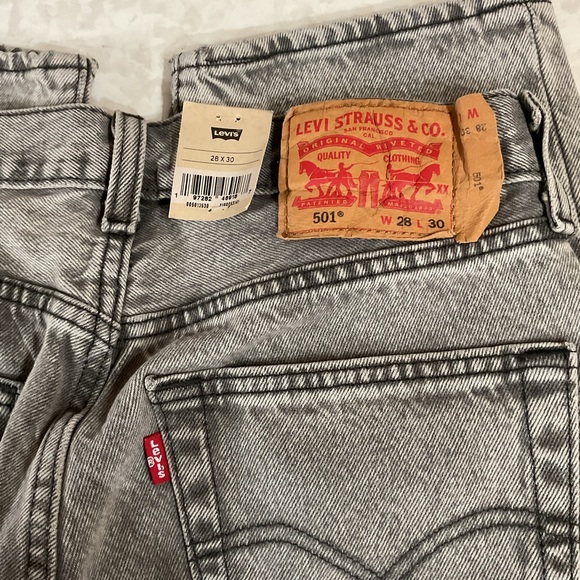 New with tags Levi's Men's Stonewashed Gray Straight Jeans size 28x 30 - Picture 2 of 4